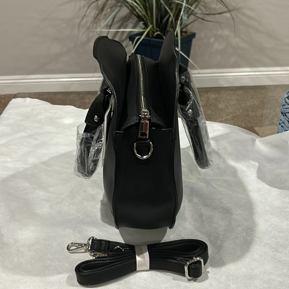 New Melie Bianco black vegan leather round bag w/adjustable strap. - Picture 3 of 10